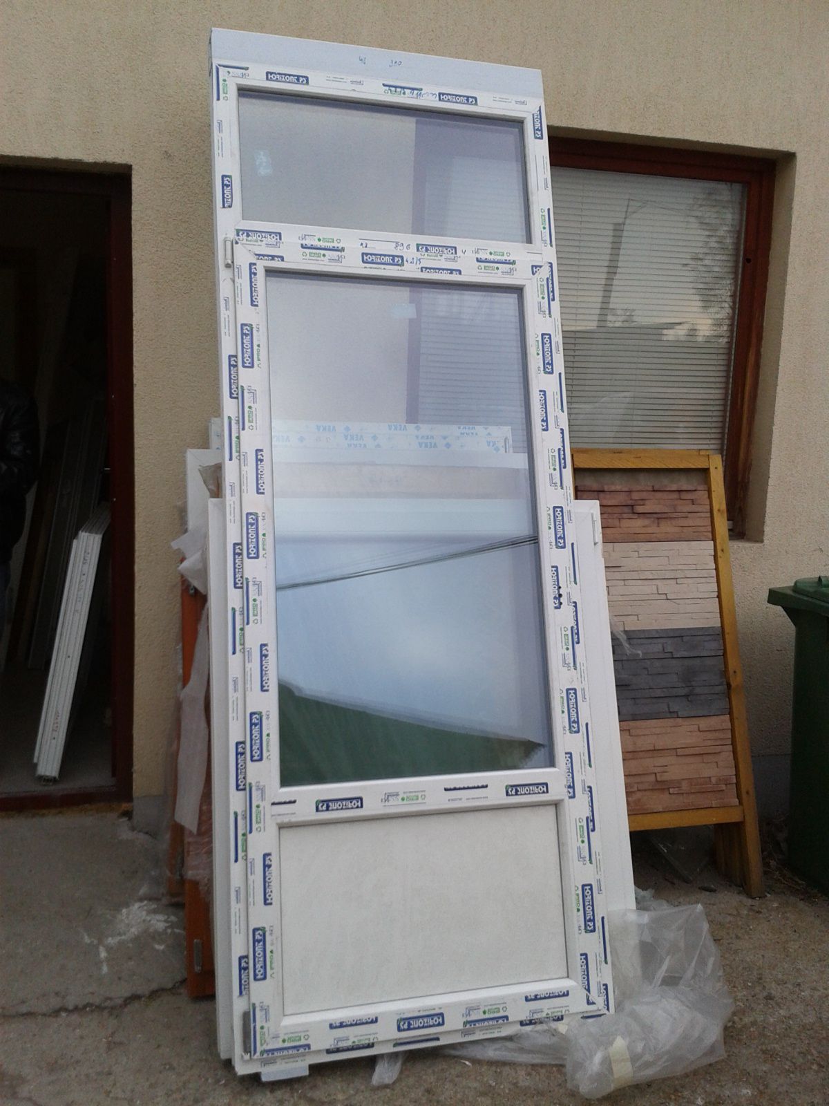 100x260 Műanyag nyíló erkélyajtó 3 rétegű üveggel,fix felülvilágítóval,alul stadur panellel 100x260 Műanyag nyíló erkélyajtó 3 rétegű üveggel,fix felülvilágítóval,alul stadur panellel