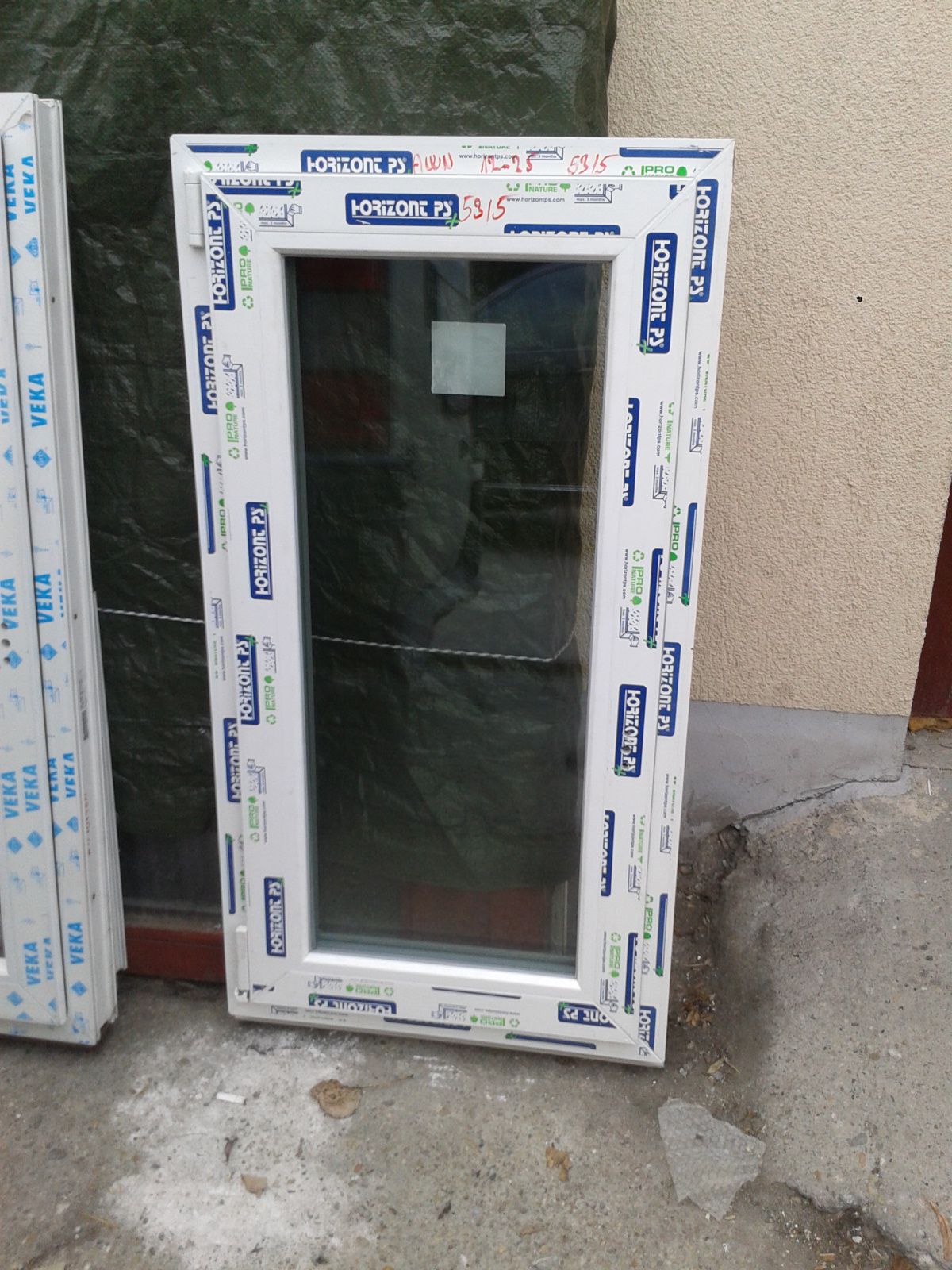 80x114 Műanyag bukó-nyíló ablak, 3 rétegű üveggel 80x114 Műanyag bukó-nyíló ablak, 3 rétegű üveggel
